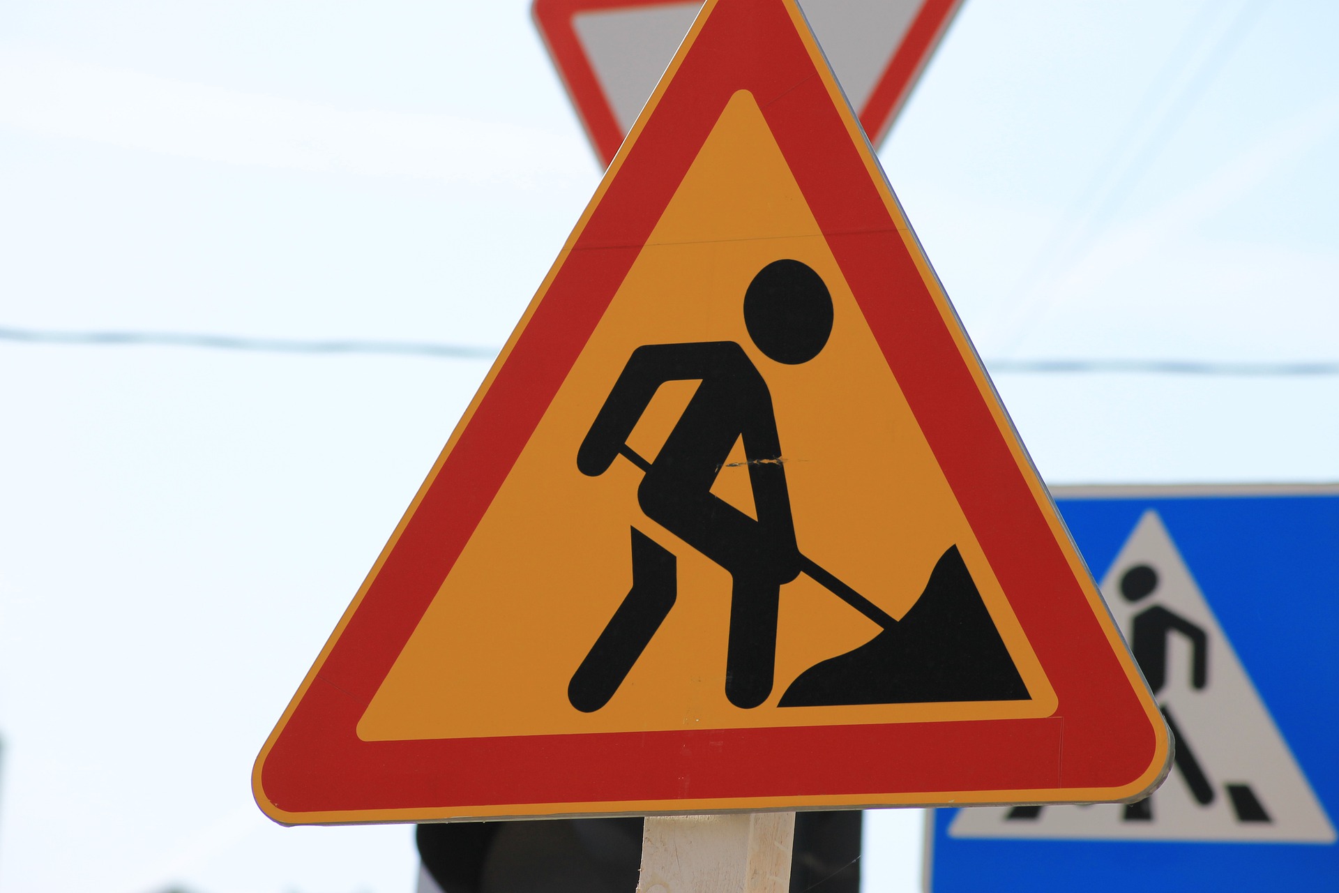 road sign 4474011 1920
