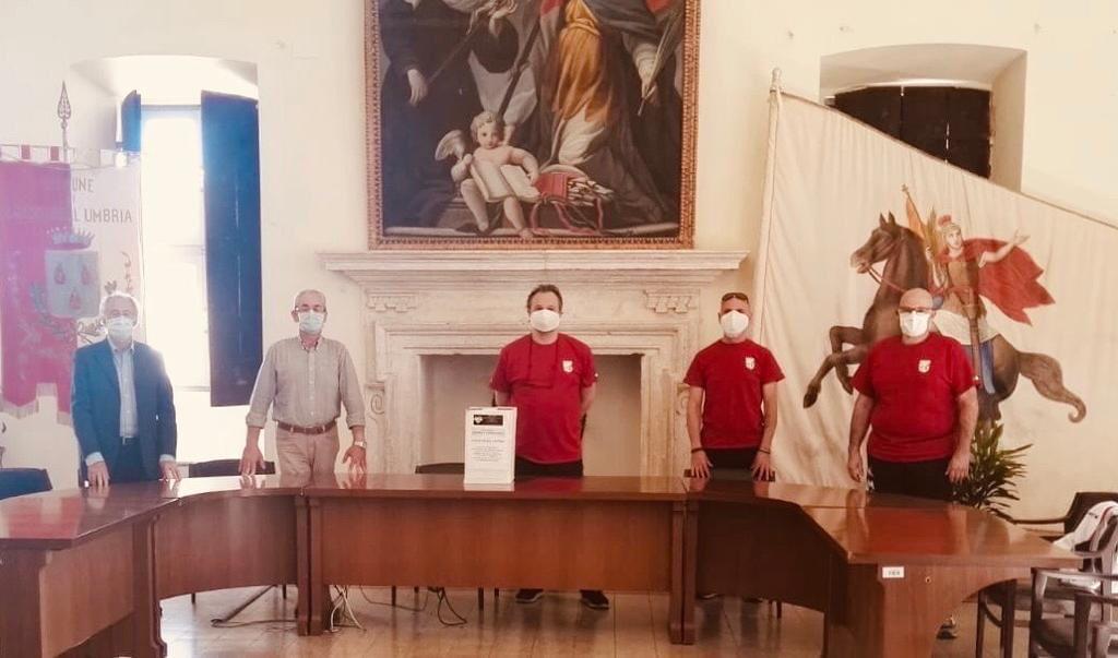 Calvi dellUmbria il consigliere Verdinelli il sindaco Grillini e i rappresentanti del Gruppo Sbandieratori Carbium