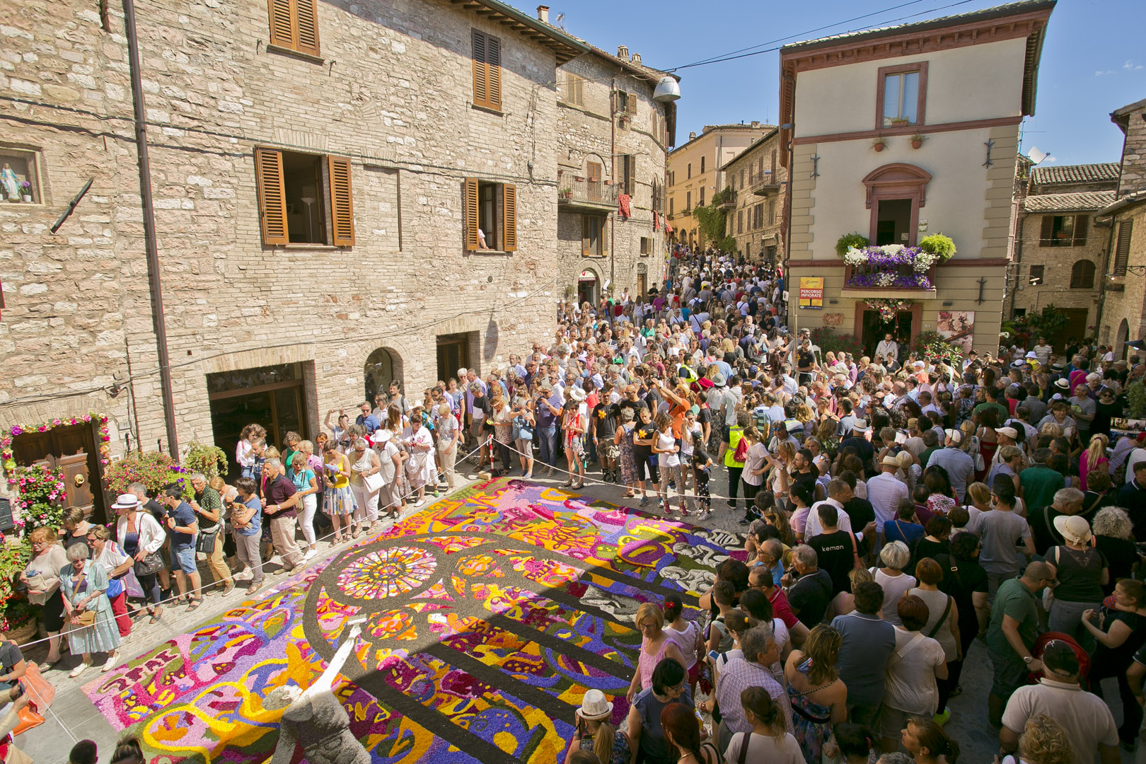Foto infiorate spello domenica mattina