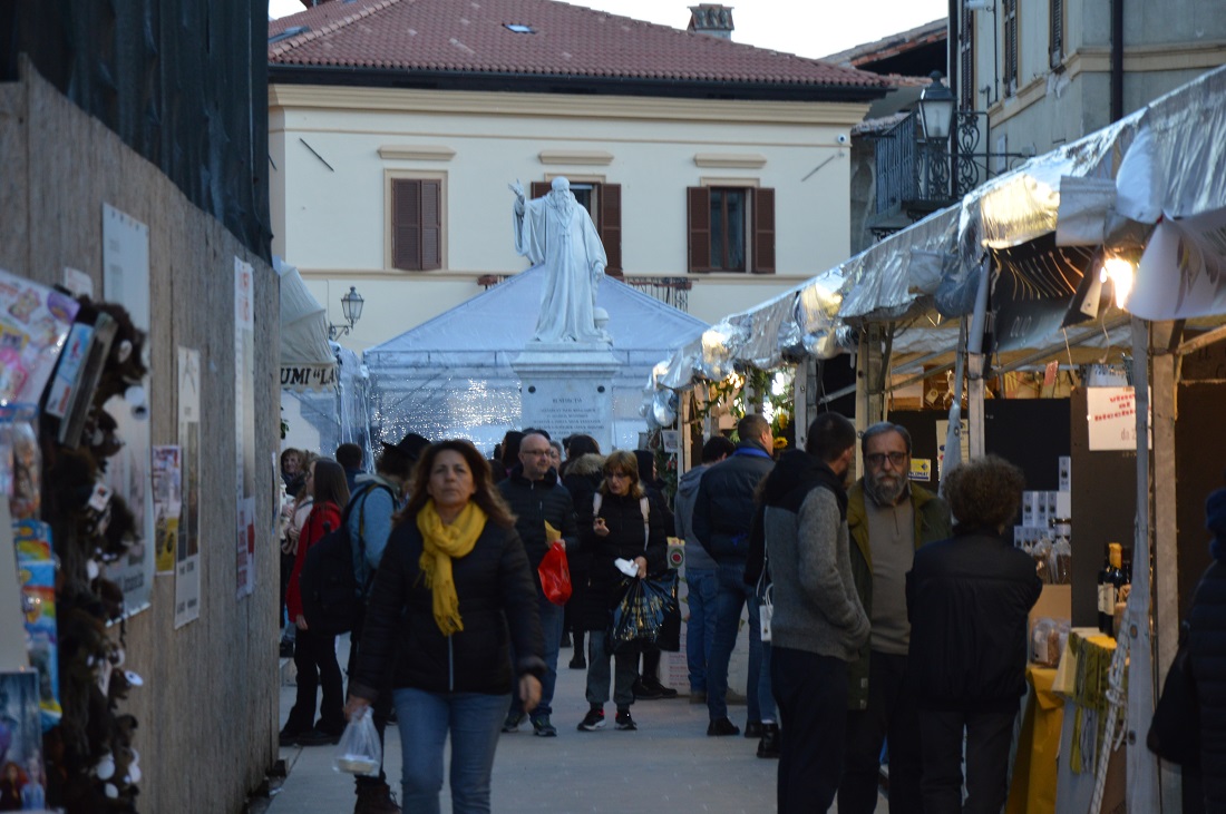 Gli stand verso piazza San Benedetto