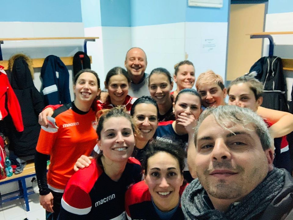 Prima squadra futsal femminile dopo vittoria con il real tadino