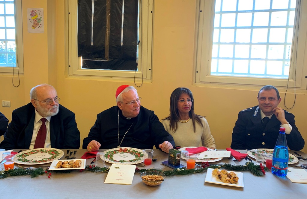 card bassetti direttrice di mario comandante brillo e direttore caritas pecetti al pranzo di natale 2019 in carcere
