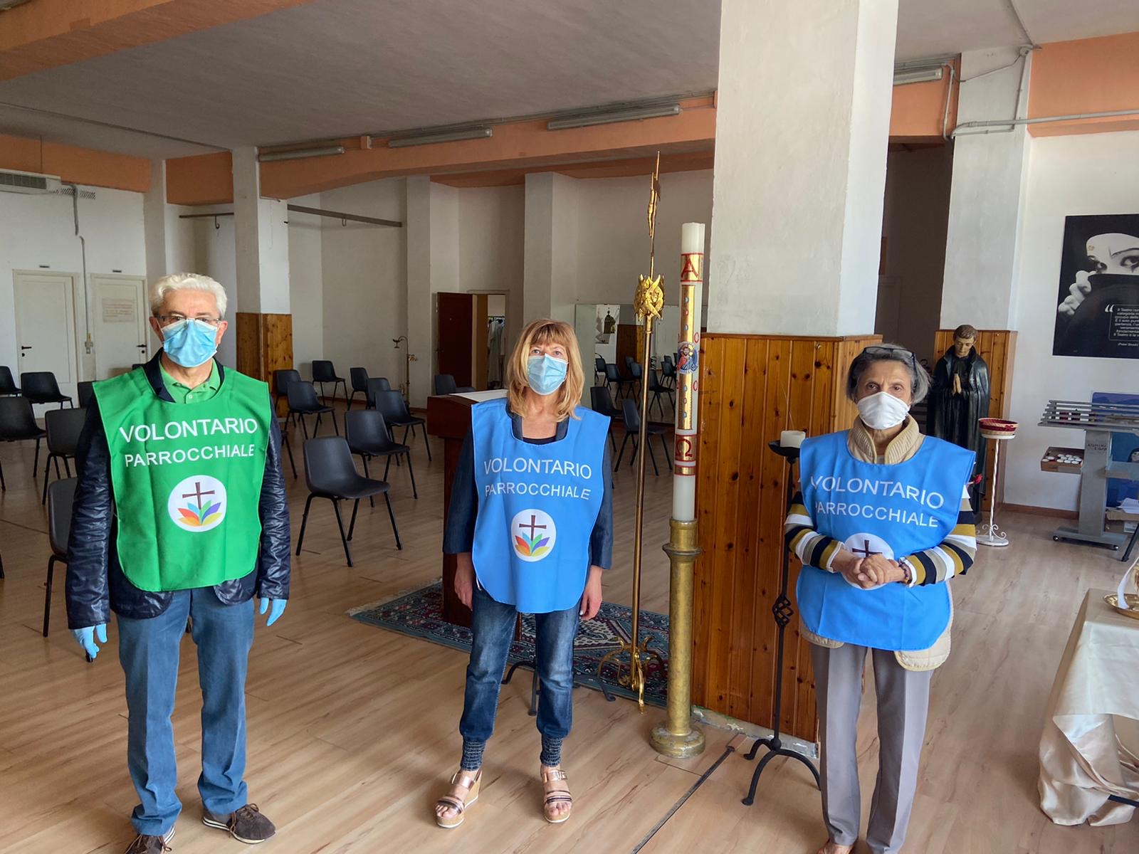 case bruciate volontari pronti per accogliere i fedeli a messa