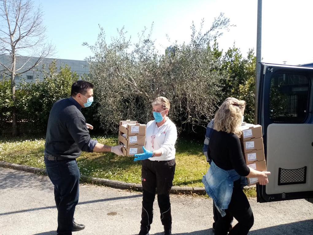 don Edoardo e i volontari