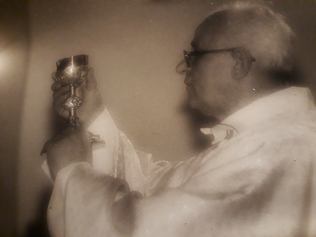 don bruno contini mentre celebra messa