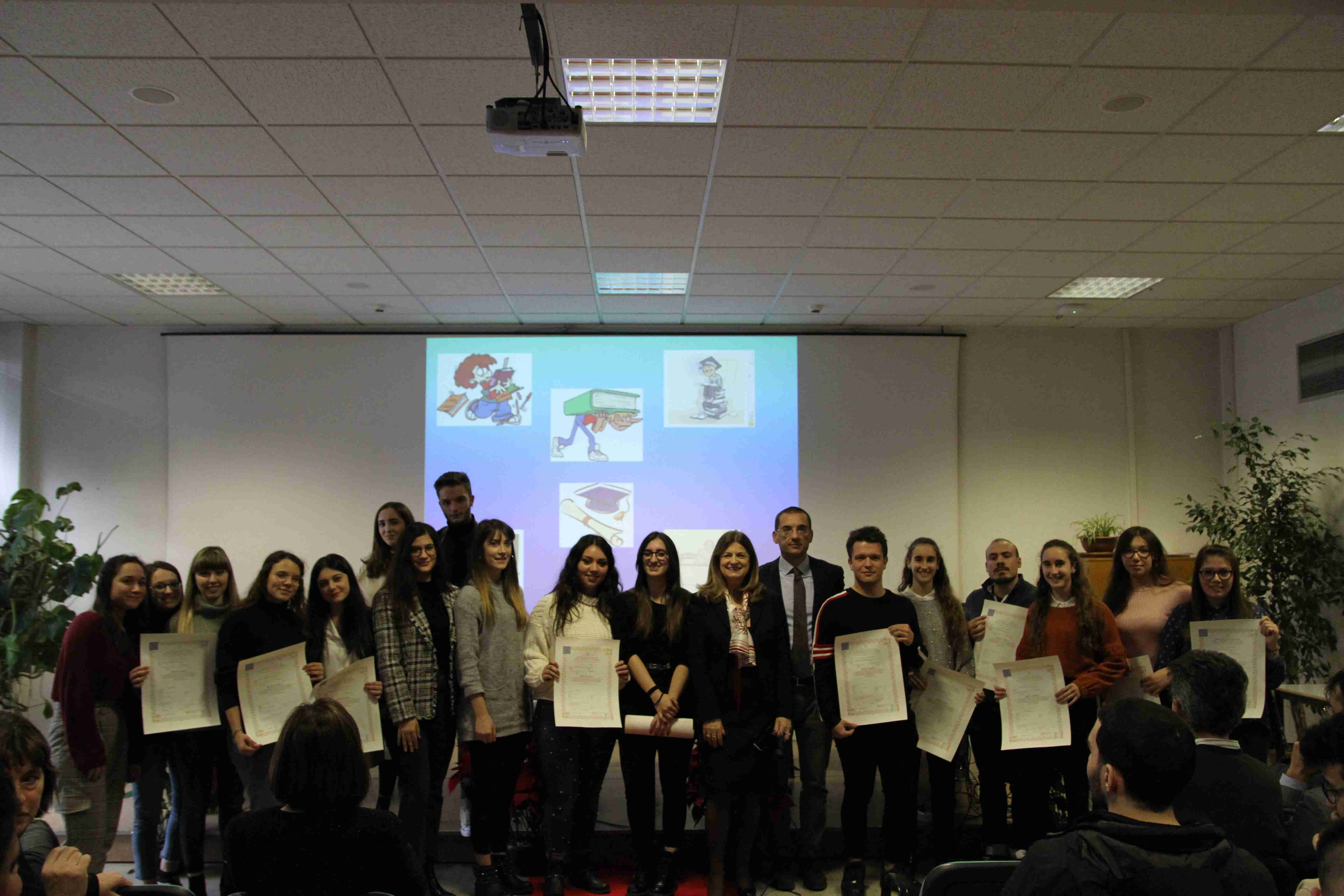 lassessore Villarini e la dirigente Burzigotti con gli studenti che hanno conseguito il diploma con 100 e 100 e lode
