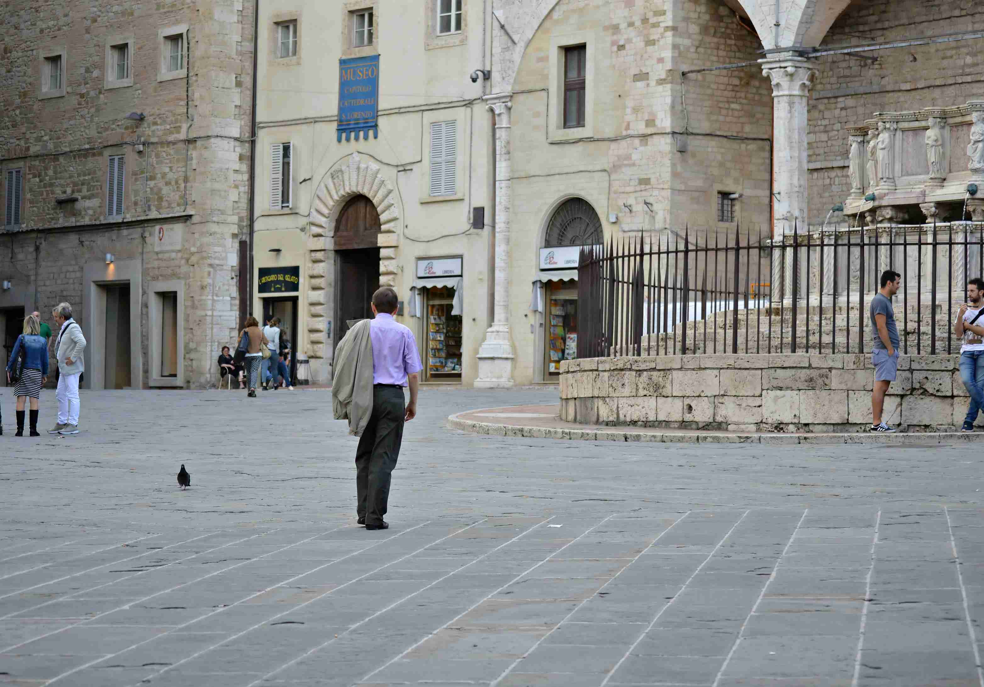 luomo che cammina Perugia2