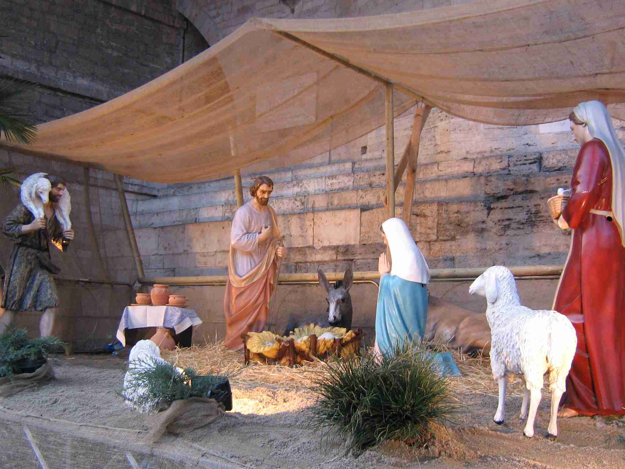 una precedente edizione del presepe nelle logge di braccio della cattedrale in piazza IV novembre pg