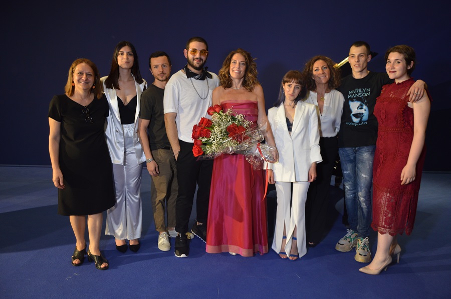 A sinistra AnnaMaria Russo in nero. con studenti Pegoraro e insegnante