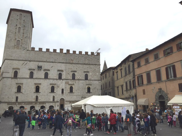 Aquilone vola Todi Piazza del Popolo 16052015