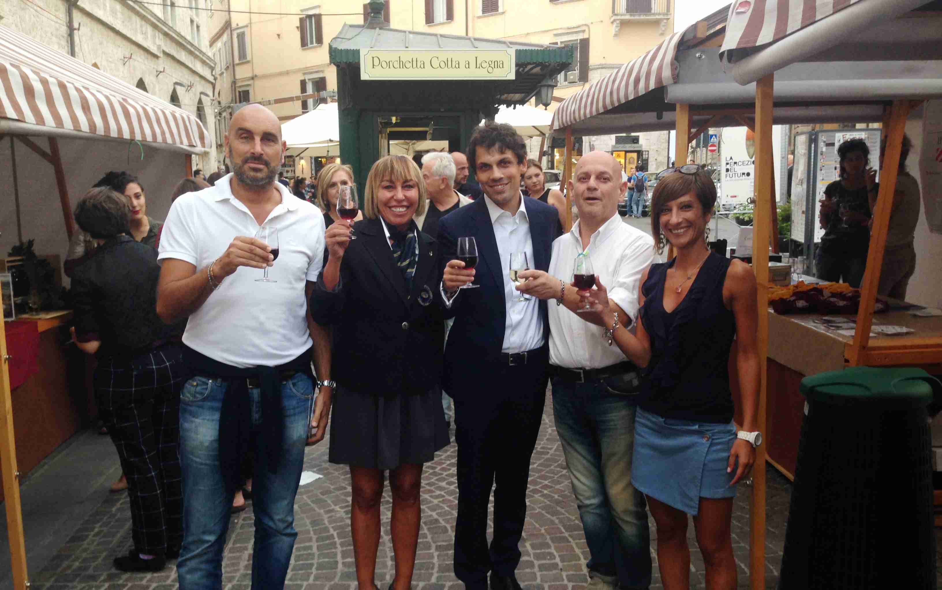 Brindisi con il sindaco Romizi piazza Matteotti