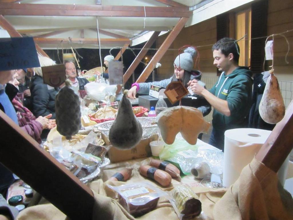 Festa del dono banco anonimo con prodotti Medium