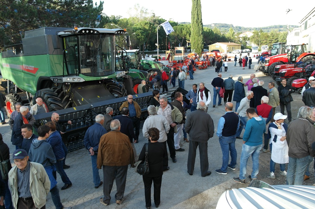 Folla intorno alla nuova mietitrebbia Fendt 1