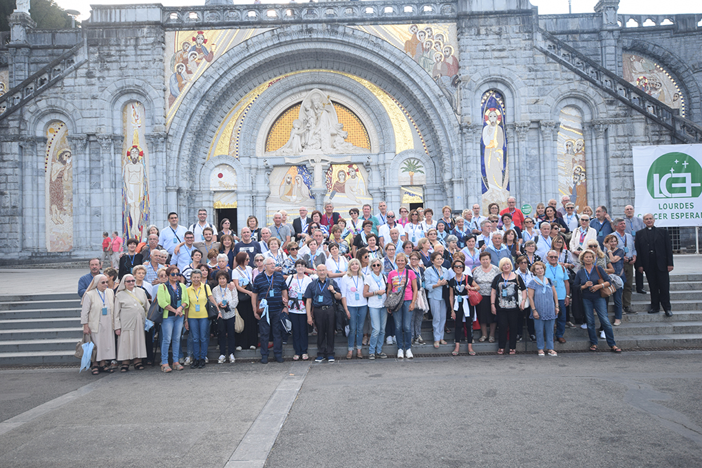 Foto di gruppo dinanzi sanuario