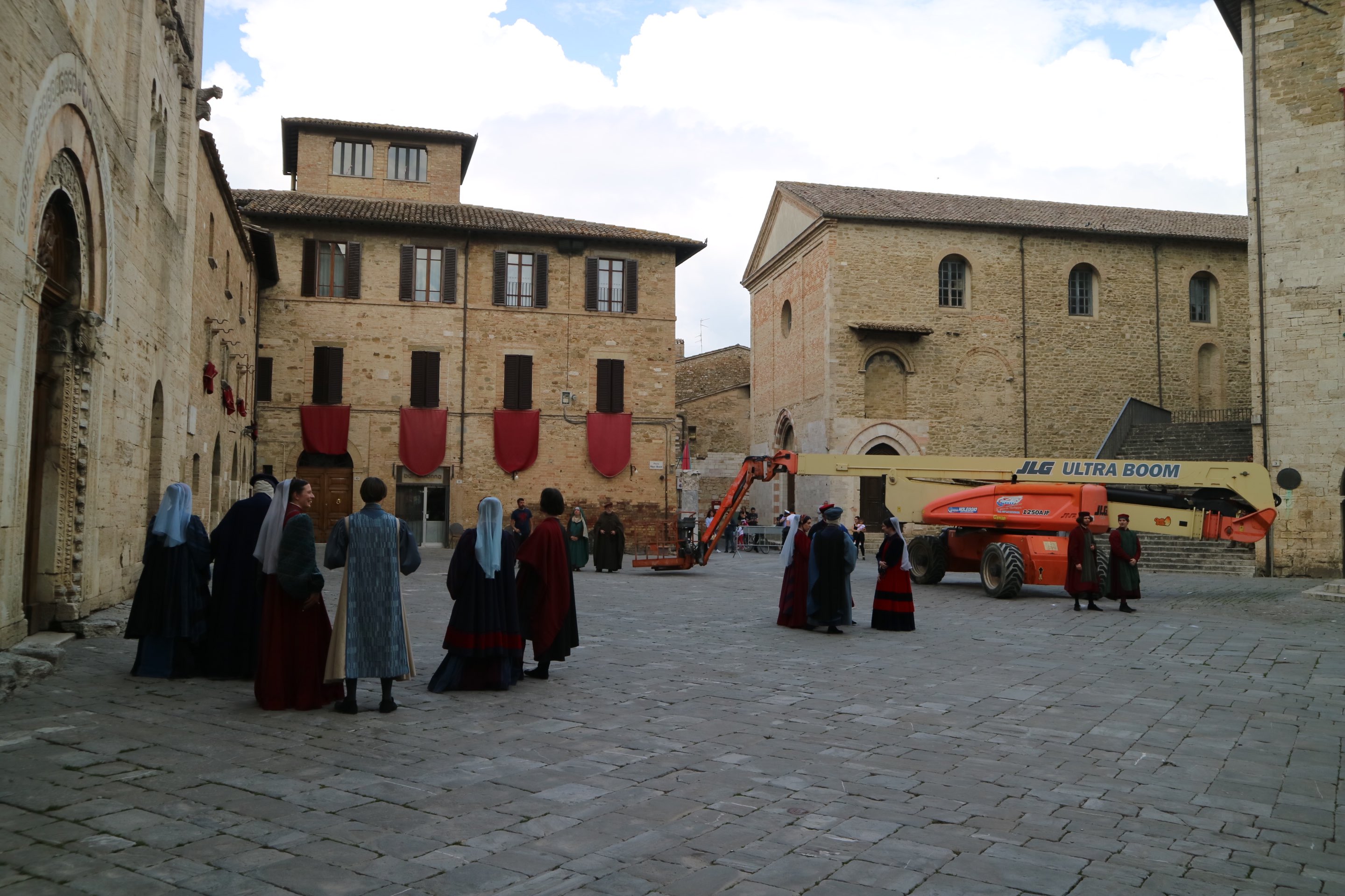 Gli attori in piazza Silvestri a Bevagna