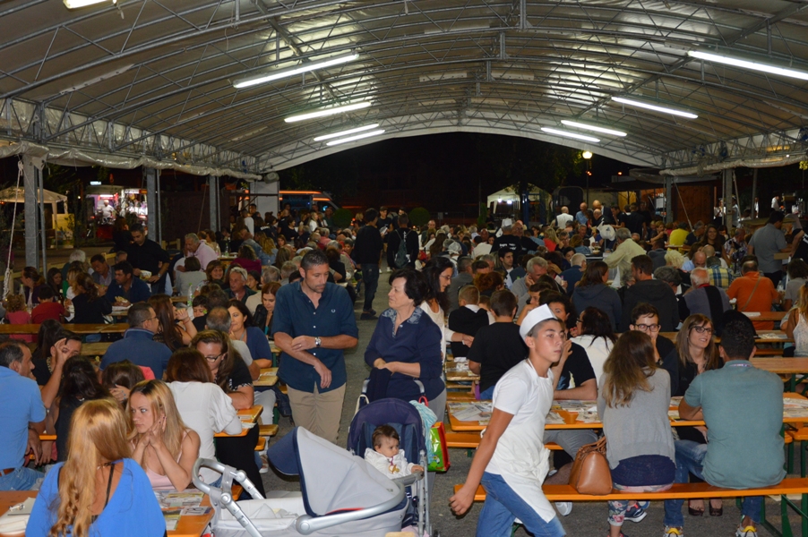 Lo stand gastronomico pieno