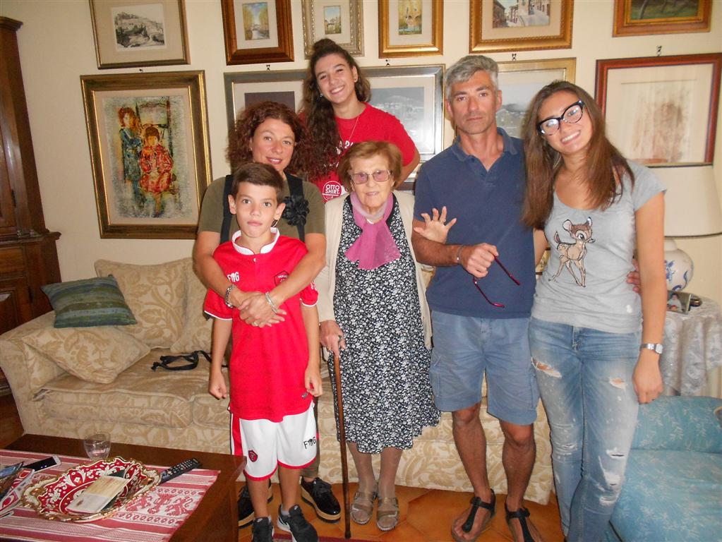 Nonna Fausta 99 anni con nipoiti e pronipoti 001 Medium