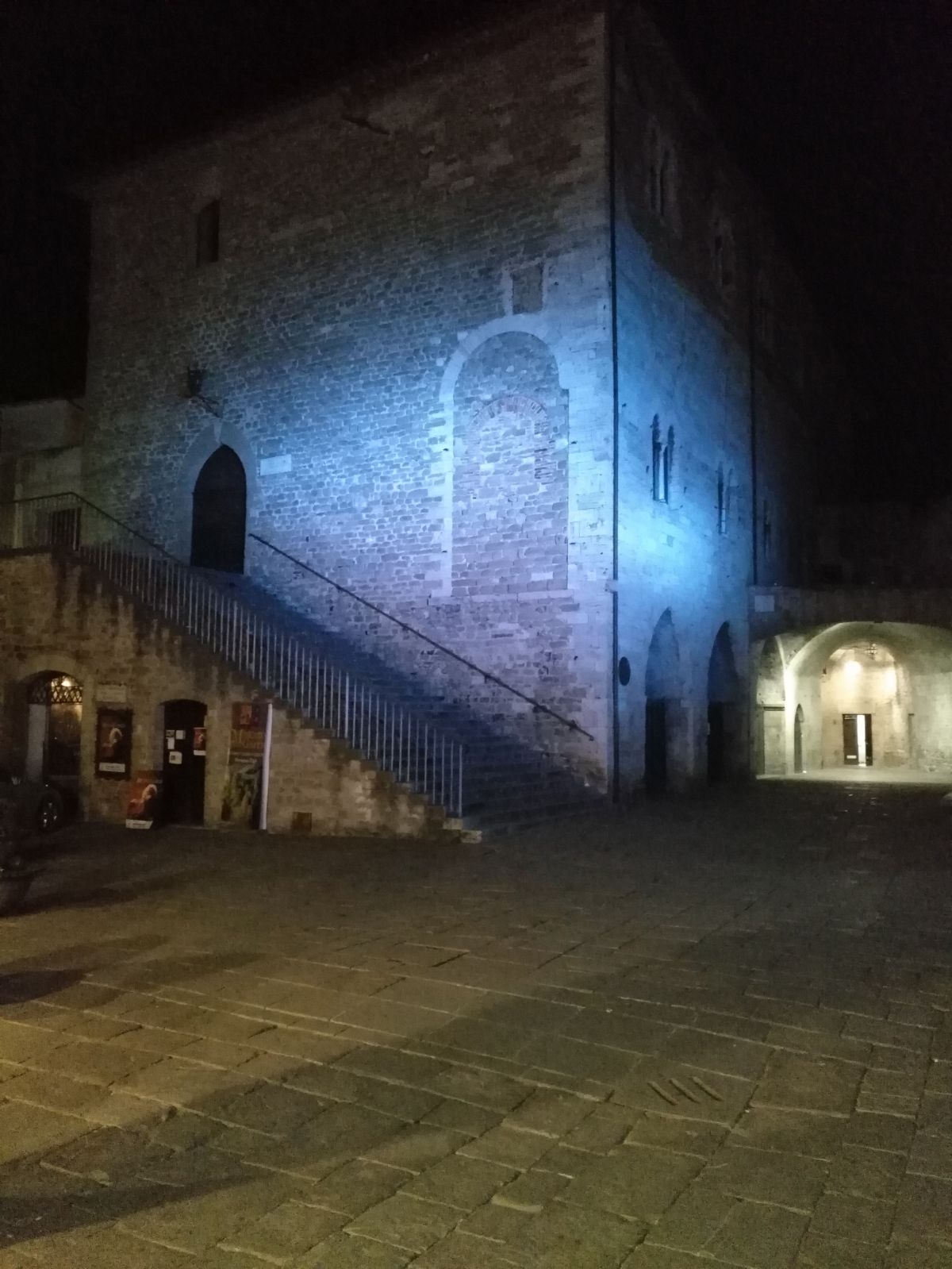 Palazzo dei Consoli illuminato di blu