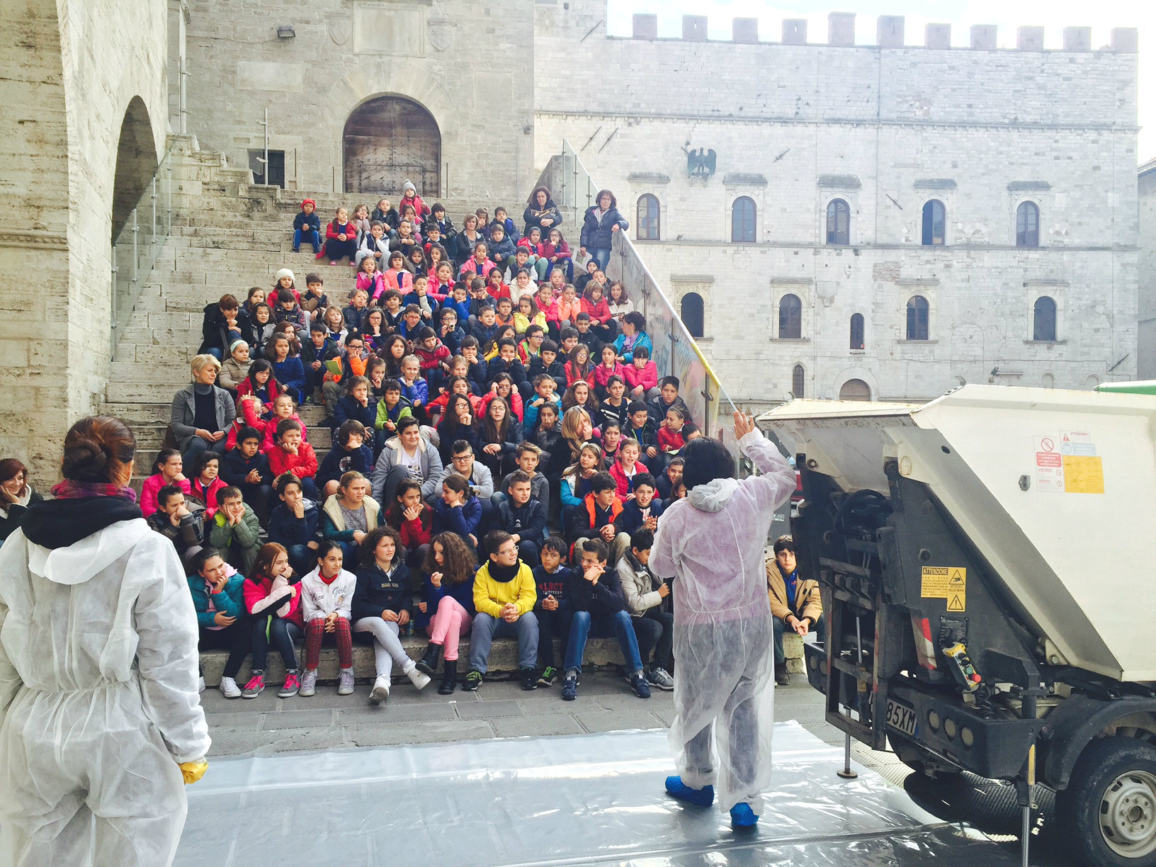 Riciclo che classe Todi Piazza del Popolo Animazione ambientale 27102015
