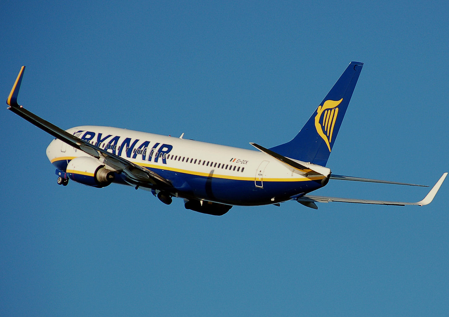 Ryanair.b737 800.aftertakeoff.arp 