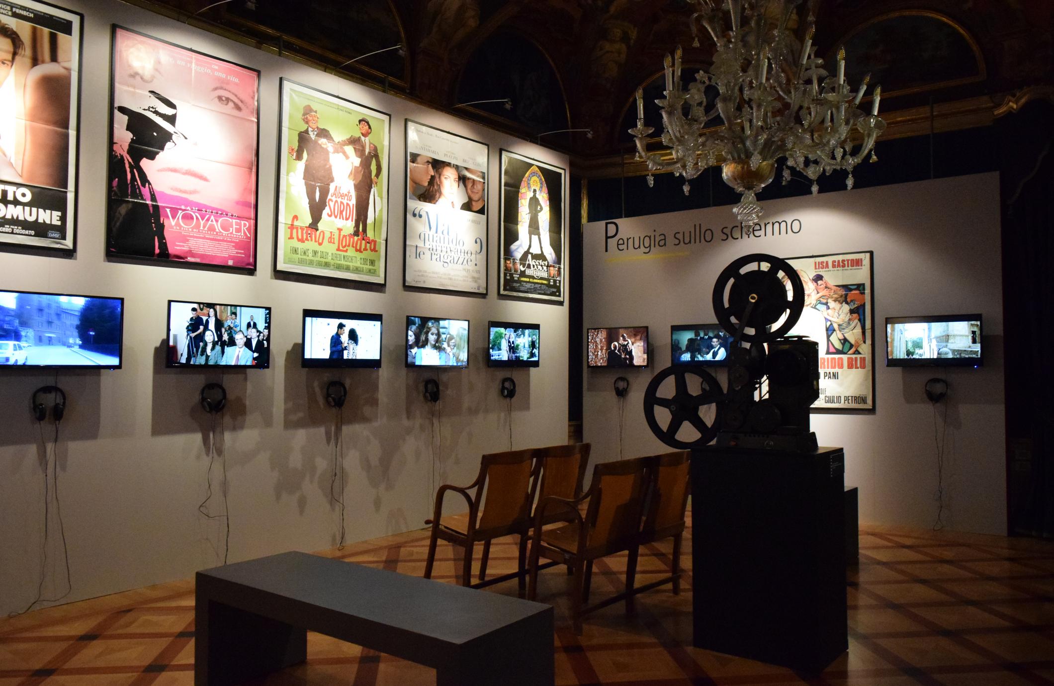 Sala con manifesti e film