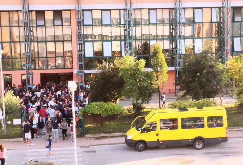 Scuola media Giuseppe Mazzini di Magione a piazza Simoncini primo giorno di scuola