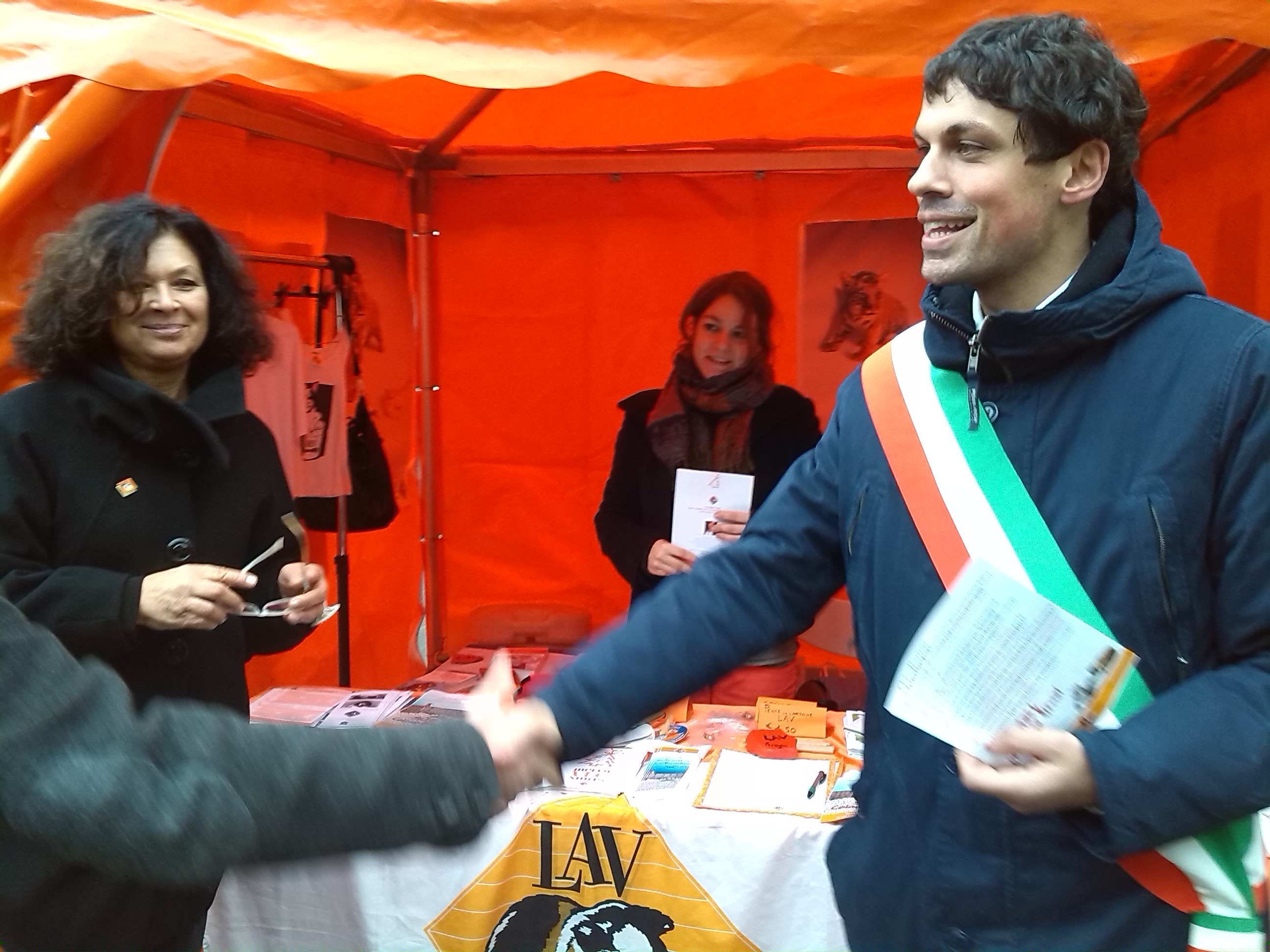 Sindaco Romizi che firma la petizione2