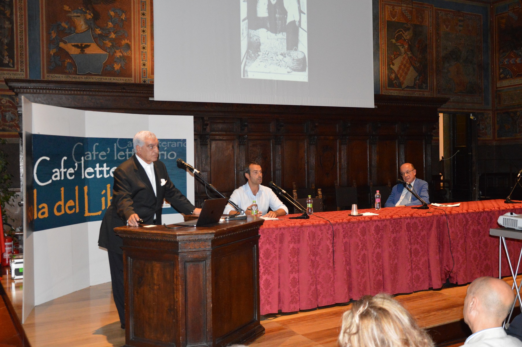 Zahi Hawass allIsola del libro