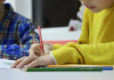 scuola bambino matita