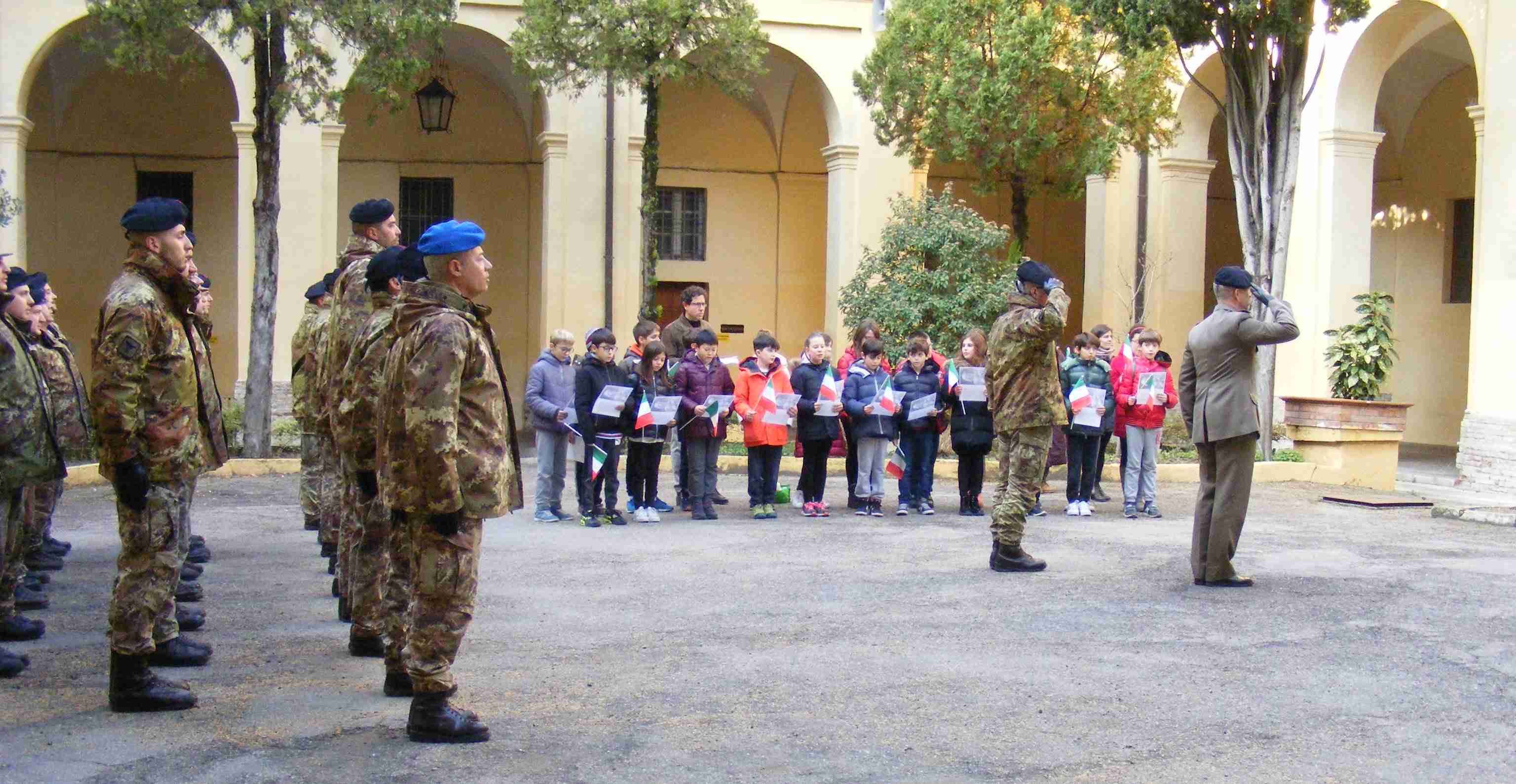 01.Gli alunni dellIstituto VALENTINI ed il Personale Militare del CME UMBRIA