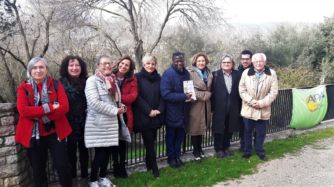 Foto di gruppo con gli operatori del progetto
