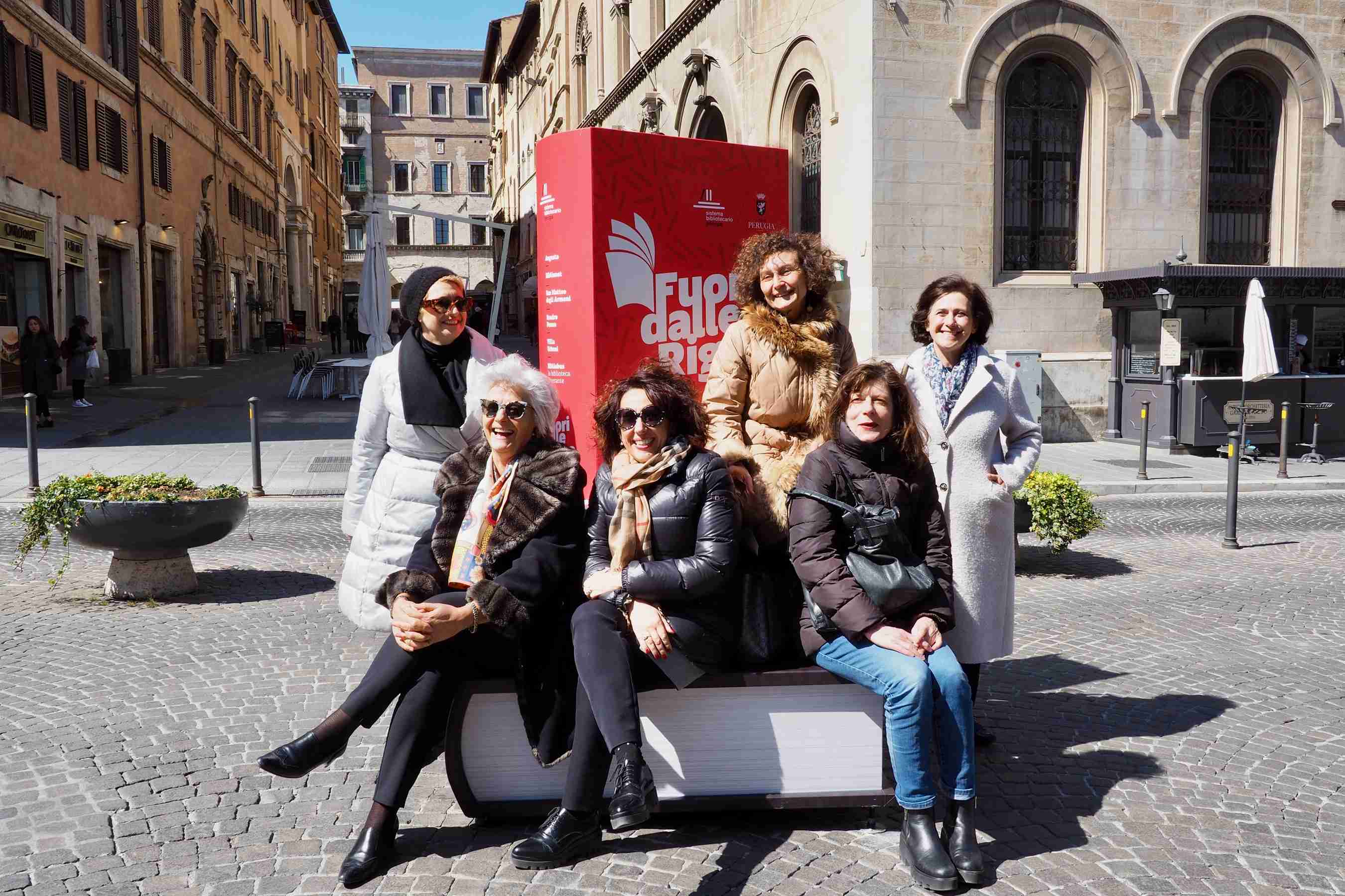 InaugurazionePanchina FuoriDalleRighe PiazzaMatteotti AA004279