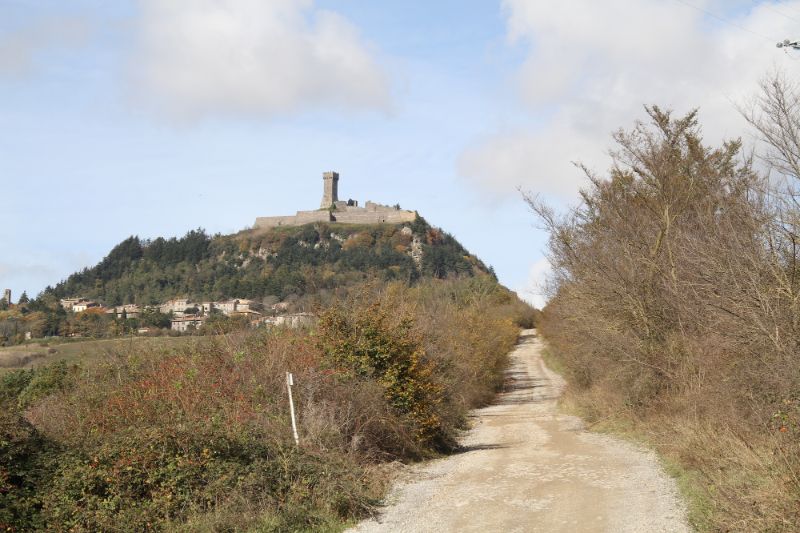 Radicofani dalla Via Francigena 1.jpg.2017 10 12 19 26 27