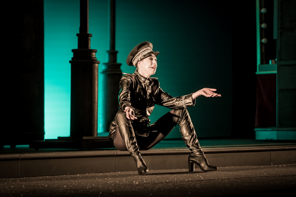 Veronica Pivetti in Viktor und Viktoria