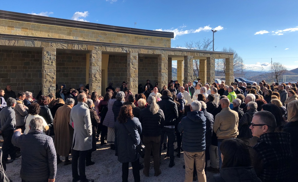 inaugurazione oratorio mosaico a villa di magione il card bassetti si intrattiene con i fedeli