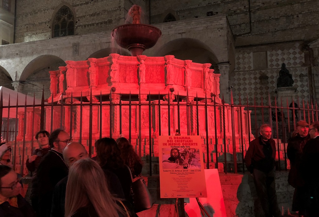 perugia la fontana si tinge di rosso per i martiri in medio oriente f2