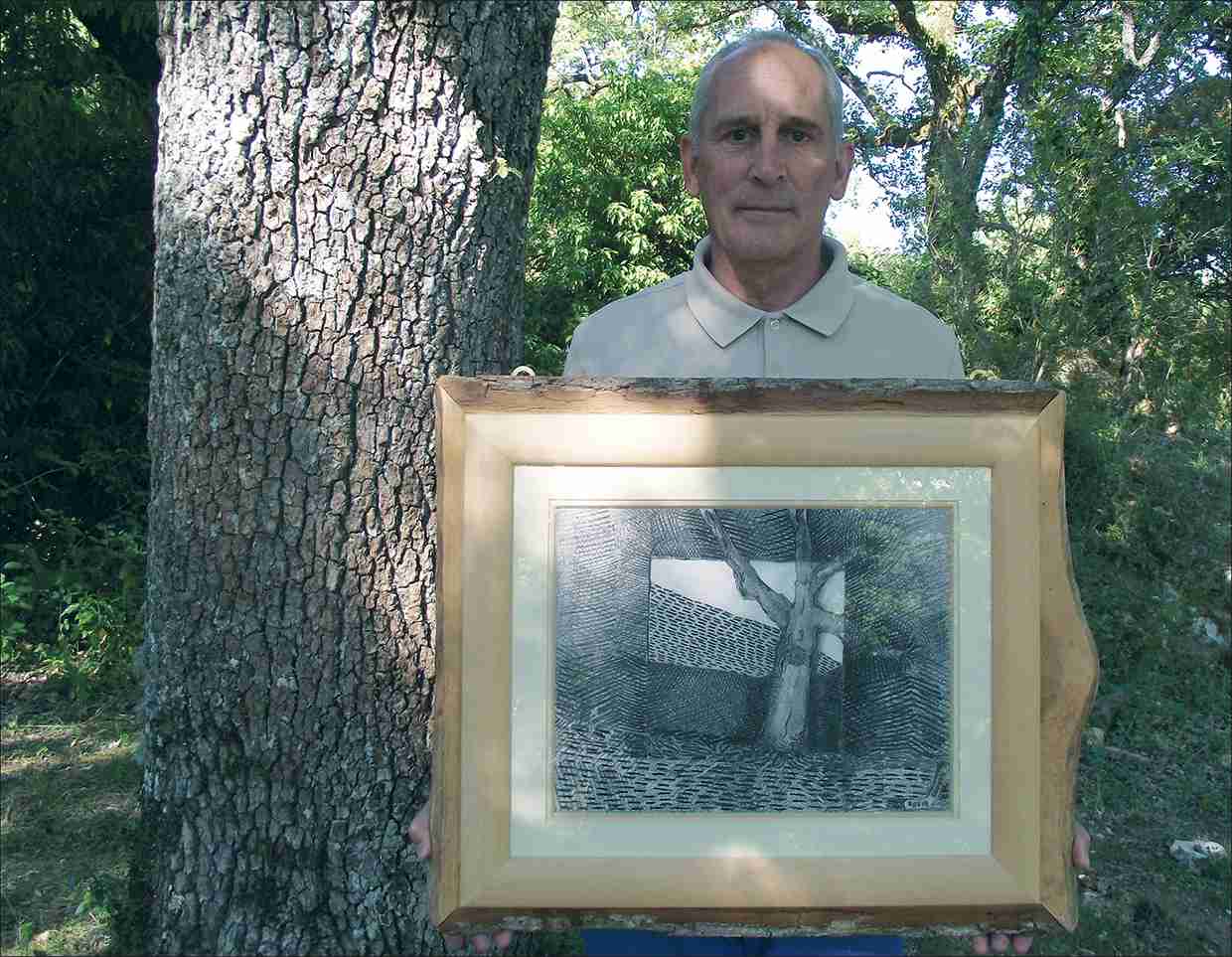 David Booker con un suo disegno a matita di un albero