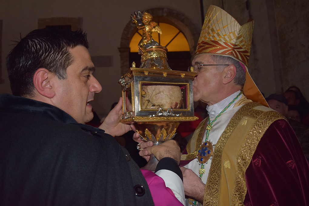 Mons. Boccardo bacia reliquia S. Ponziano
