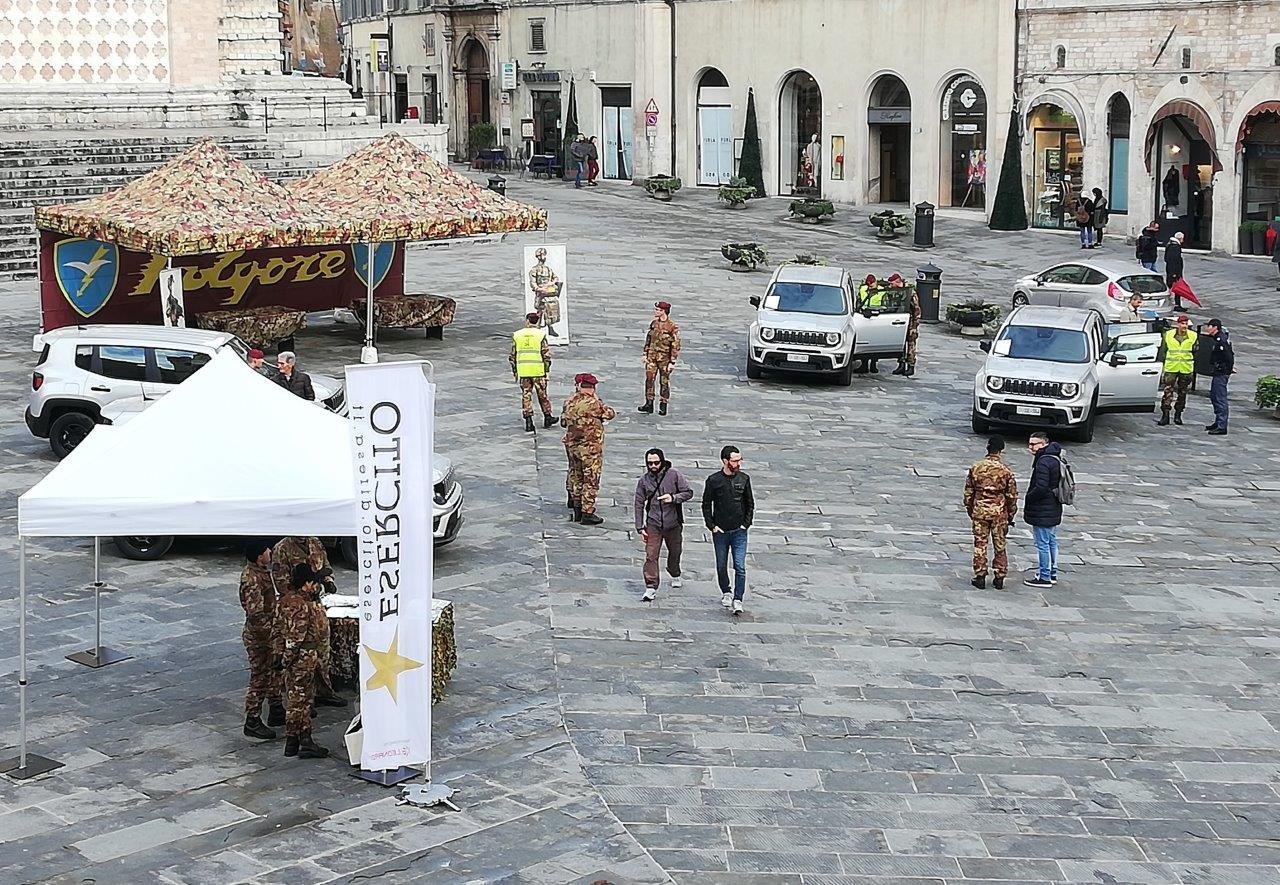 STAND ESPOSITIVI E NUOVI MEZZI IN DOTAZIONE PER OPERAZIONE STRADE SICURE 