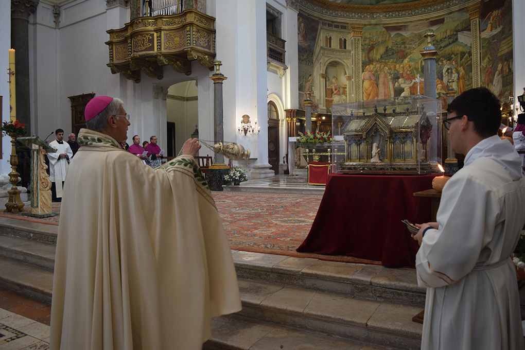 Spoleto Vescovo incensa reliquie
