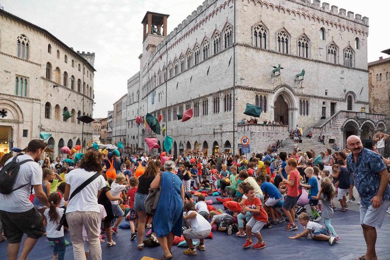 cuscini piazza IV Novembre