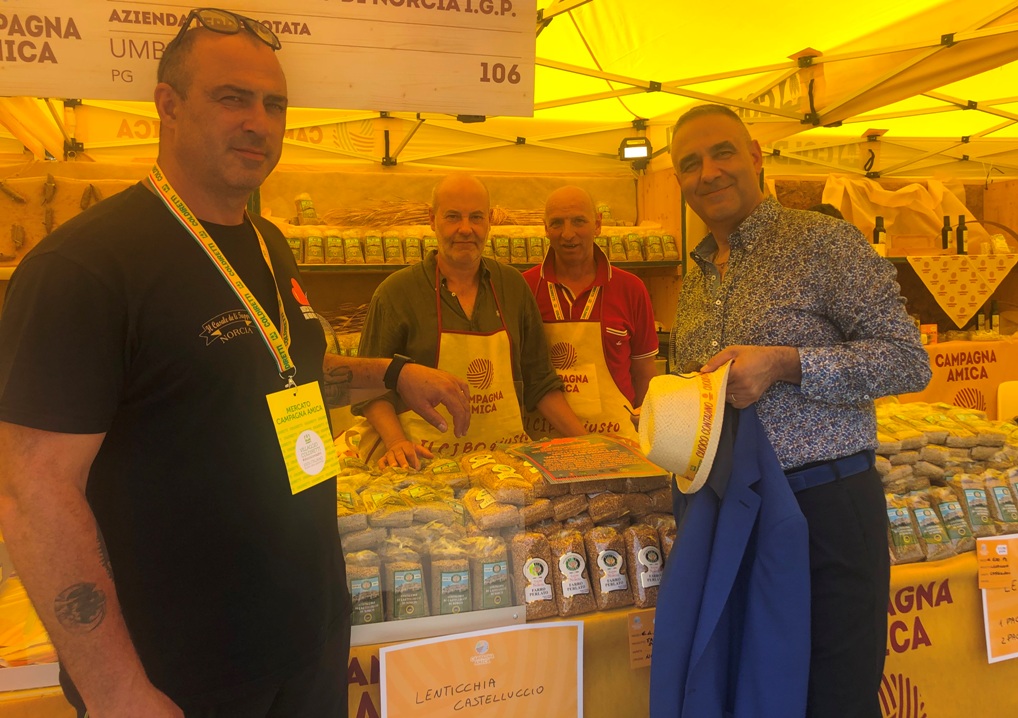 il direttore Rossi con alcuni produttori a Milano