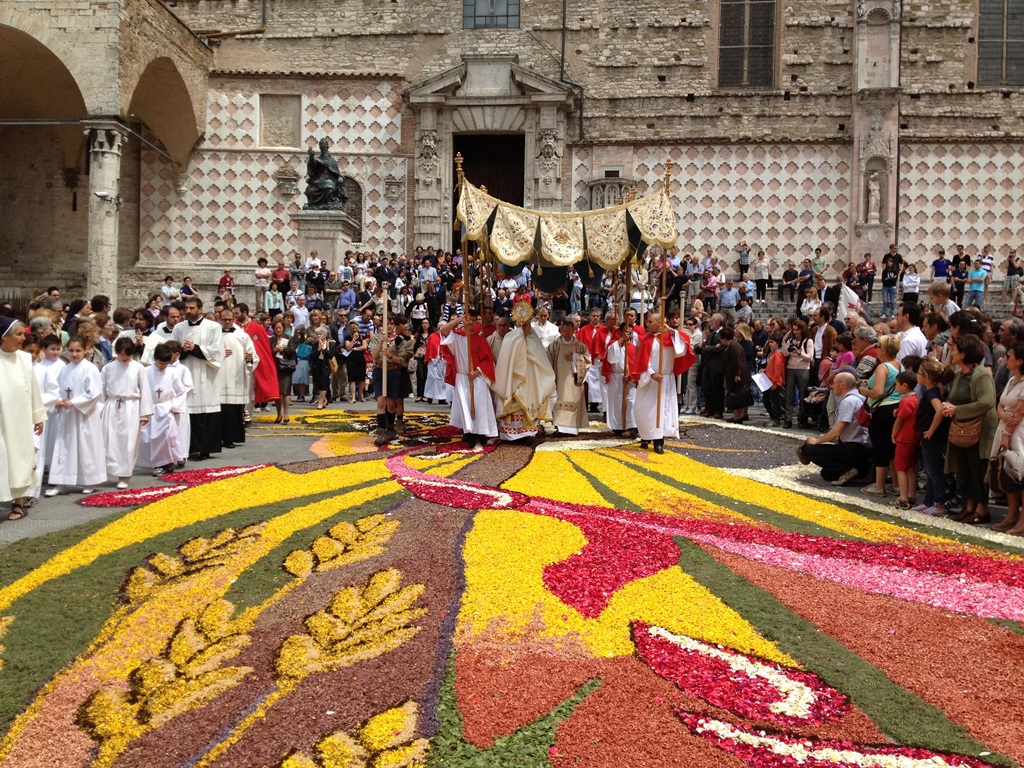 inizio processione corpus domini a pg