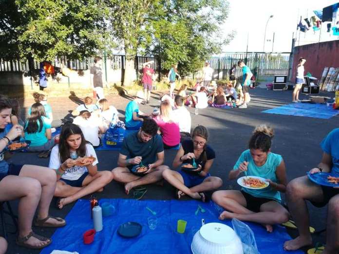 verso santiago una fraternità di giovani in pausa pranzo lungo il cammino della prima tappa del loro pellegrinaggio