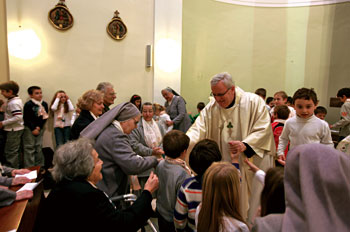 card. bassetti in visita ad una comunità di religiose