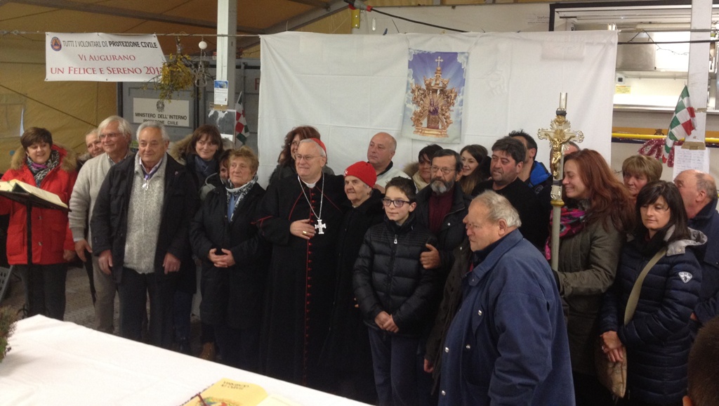 card bassetti con gli abitanti di san pellegrino di norcia nella tensostruttura foto 1