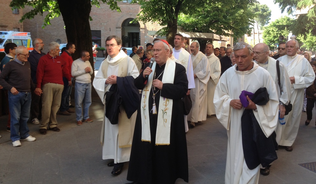 città della pieve card bassetti con sacerdoti e diaconi al pellegrinaggio giubilare delle opere di misericordia