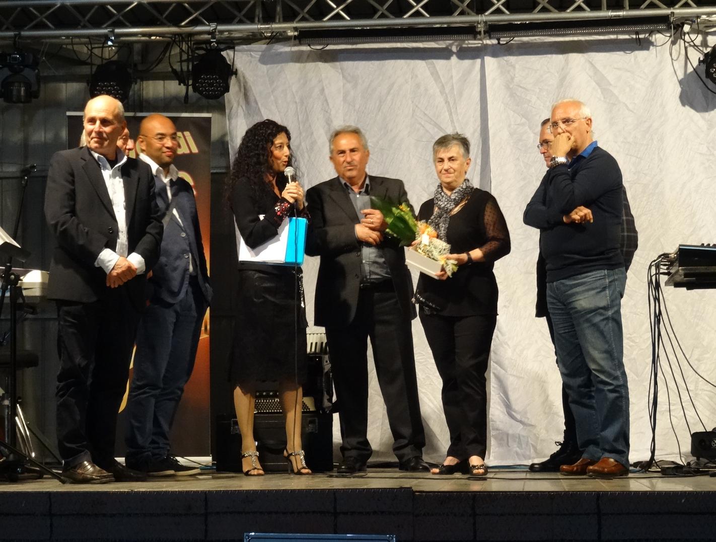 consegna rosa doro a Ass. Alba Clara ONLUS