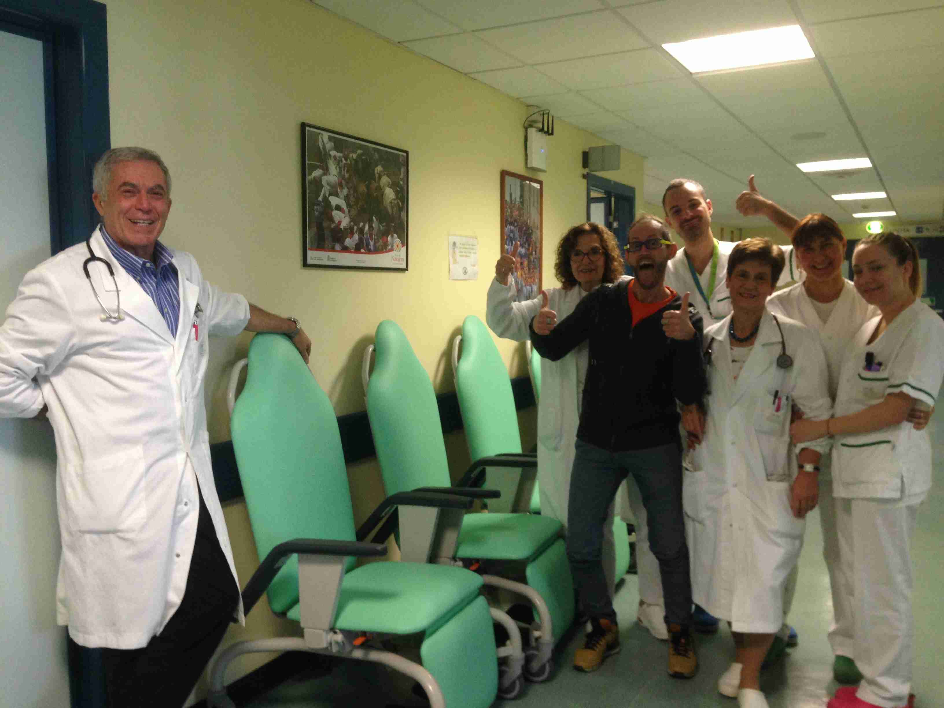 da sx professor Lucio Crinò e Leonardo con alcuni infermieri