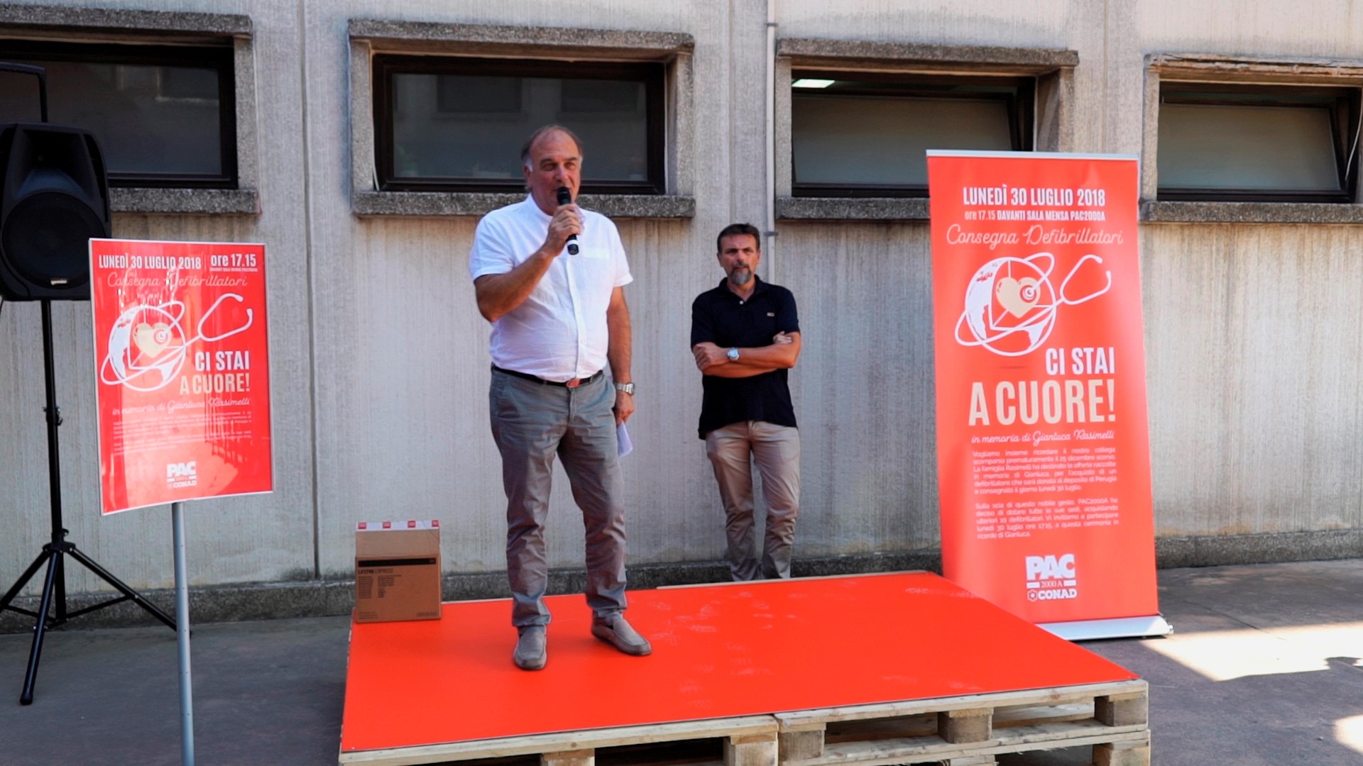 foto consegna defibrillatore